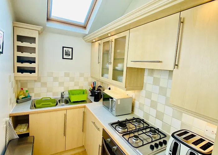 Views Over - 2bed Jade & Parking Апартаменты