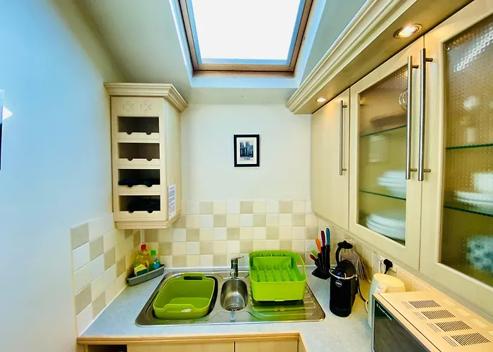 Views Over - 2bed Jade & Parking Апартаменты